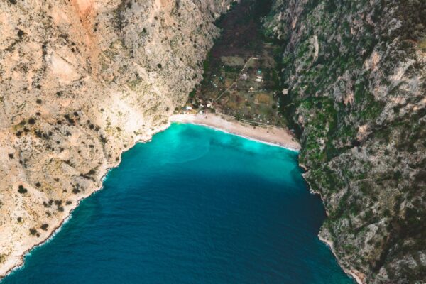 Le spiagge nascoste d’Italia: piccoli paradisi costieri da scoprire prima che diventino meta di massa
