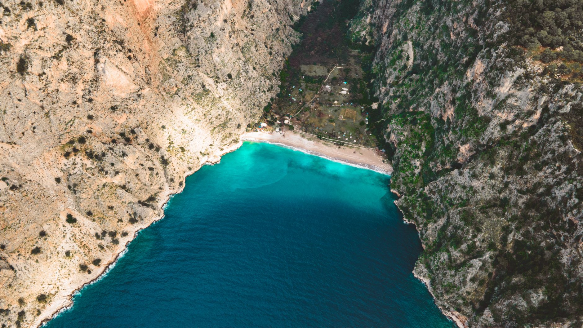 Le spiagge nascoste d’Italia: piccoli paradisi costieri da scoprire prima che diventino meta di massa
