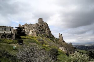 Borghi abbandonati d’Italia: fascino delle ghost town italiane