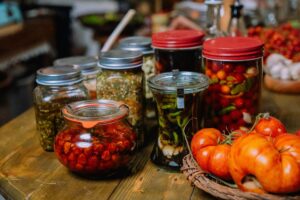 Tendenze gastronomiche 2026: dalla nostalgia di nonna alla cucina sostenibile