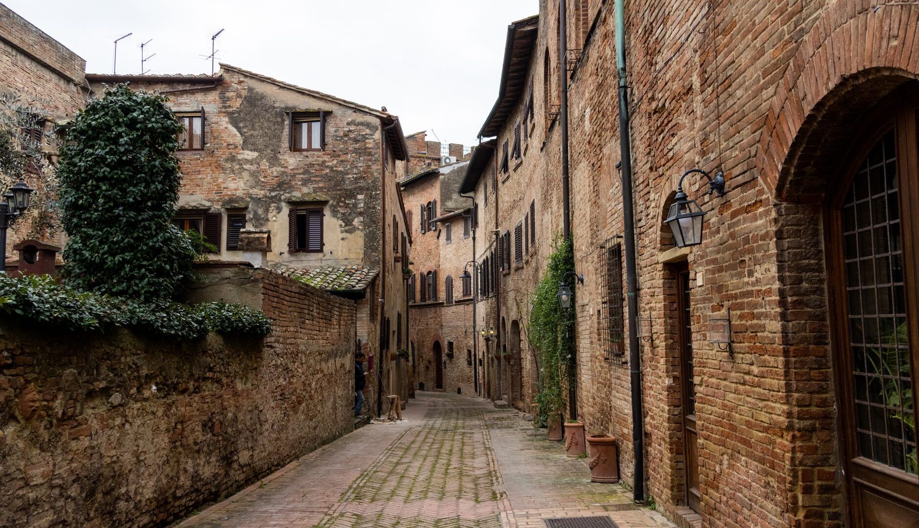 Turismo delle radici in Italia: come organizzare un viaggio nei borghi dell’entroterra per rintracciare le proprie origini e scoprire i sapori DOP-IGP