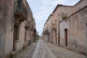 Borghi autentici da visitare a Ferragosto: itinerari fuori dalle folle tra Marche, Umbria, Sardegna e Basilicata