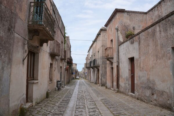 Borghi autentici da visitare a Ferragosto: itinerari fuori dalle folle tra Marche, Umbria, Sardegna e Basilicata