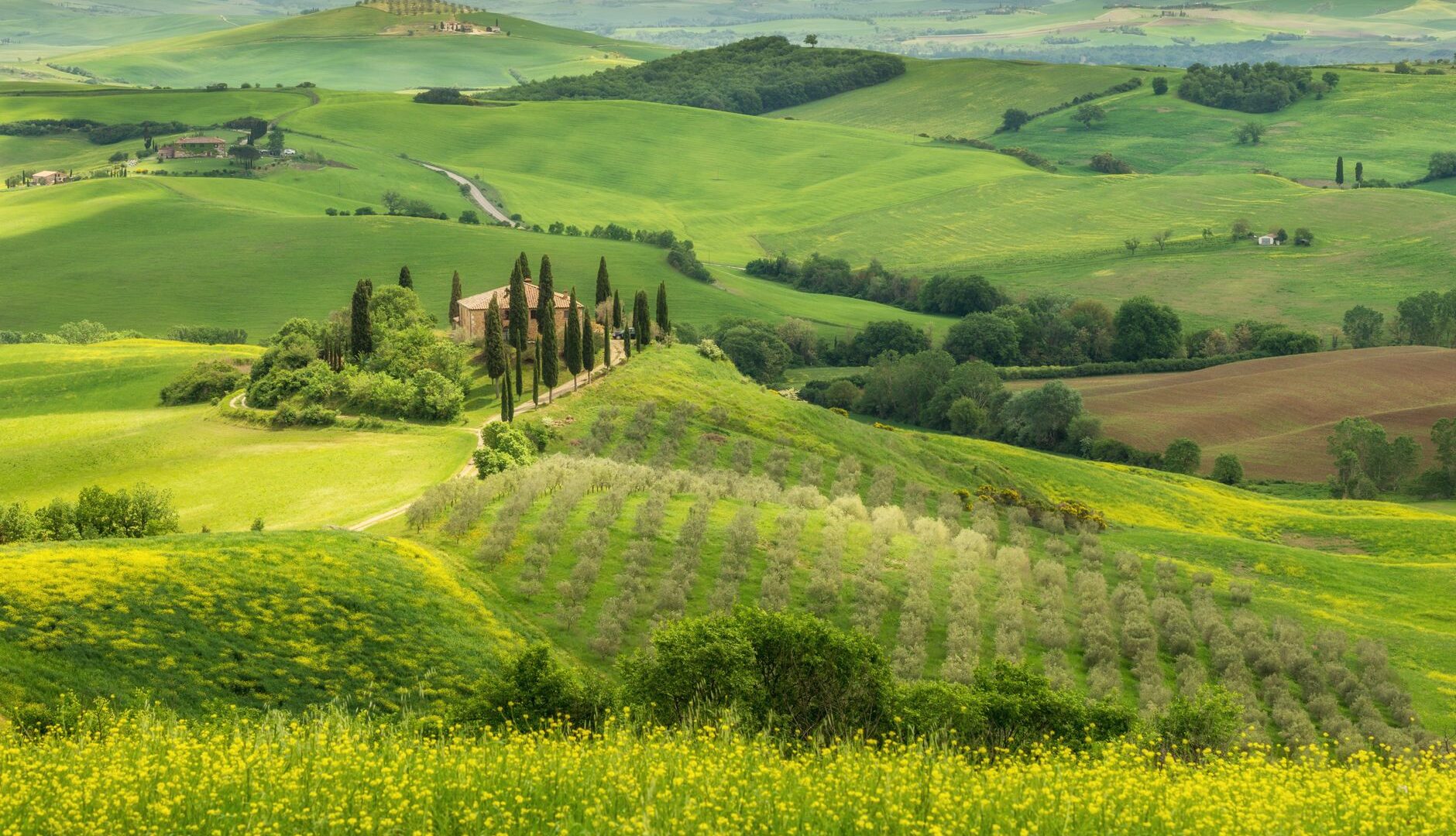 Borghi medievali toscani e umbri ad agosto: escursioni slow tra vigneti e castelli