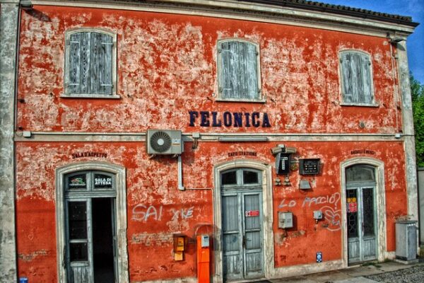 Come viaggiare in Italia senza auto: treni, bus e traghetti