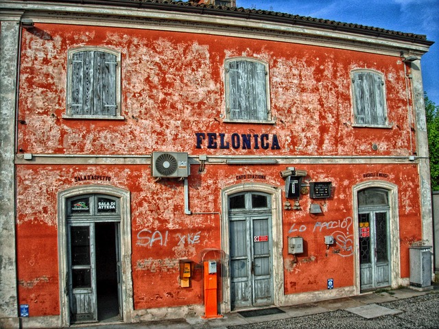 Come viaggiare in Italia senza auto: treni, bus e traghetti
