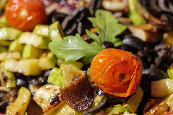 Piatti freddi di fine estate: melanzane grigliate e insalate mediterranee per cene al tramonto