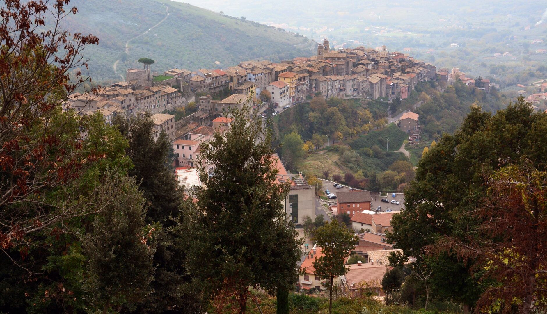Borghi e destinazioni emergenti dell’autunno 2026: oltre Roma e Firenze, i nuovi itinerari di turismo consapevole