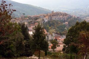 Borghi e destinazioni emergenti dell’autunno 2026: oltre Roma e Firenze, i nuovi itinerari di turismo consapevole