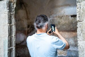 Realtà aumentata nei borghi italiani: come la tecnologia immersiva rivoluziona il patrimonio minore