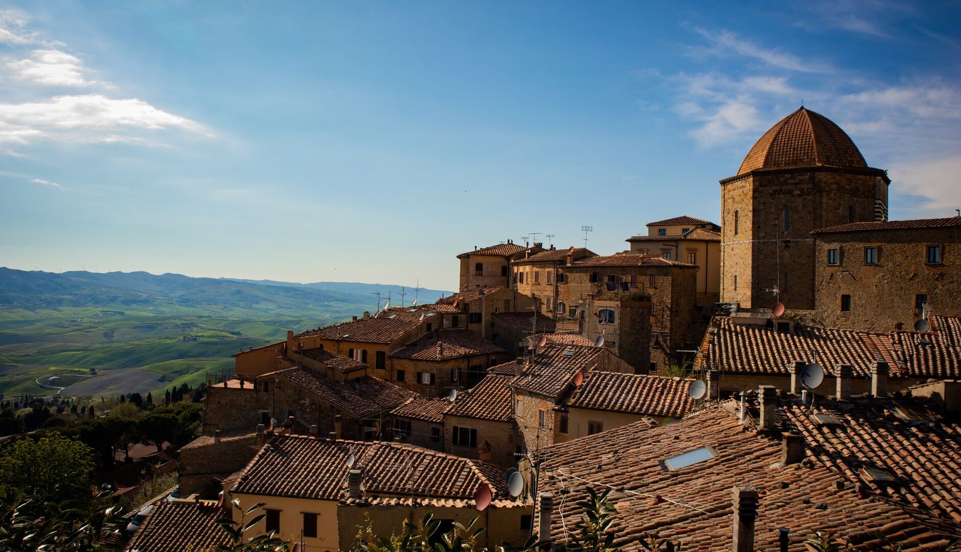 Borghi autunnali emergenti: Urbino, Matera e Gubbio crescono fino al 170% in prenotazioni