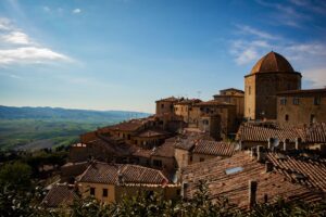 Borghi autunnali emergenti: Urbino, Matera e Gubbio crescono fino al 170% in prenotazioni