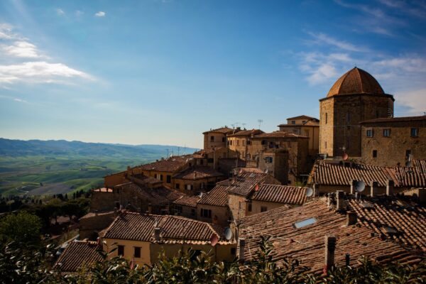 Borghi autunnali emergenti: Urbino, Matera e Gubbio crescono fino al 170% in prenotazioni