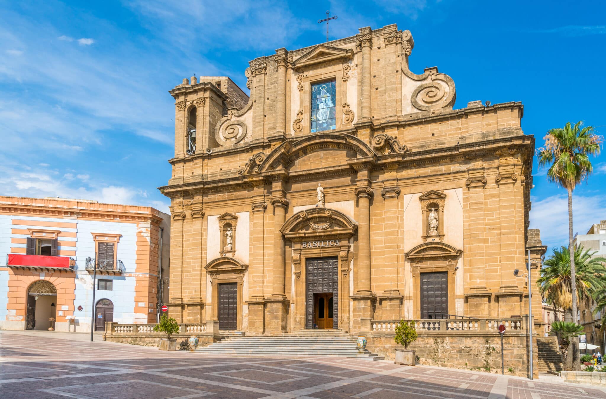 Basilica storica sotto cielo azzurro.