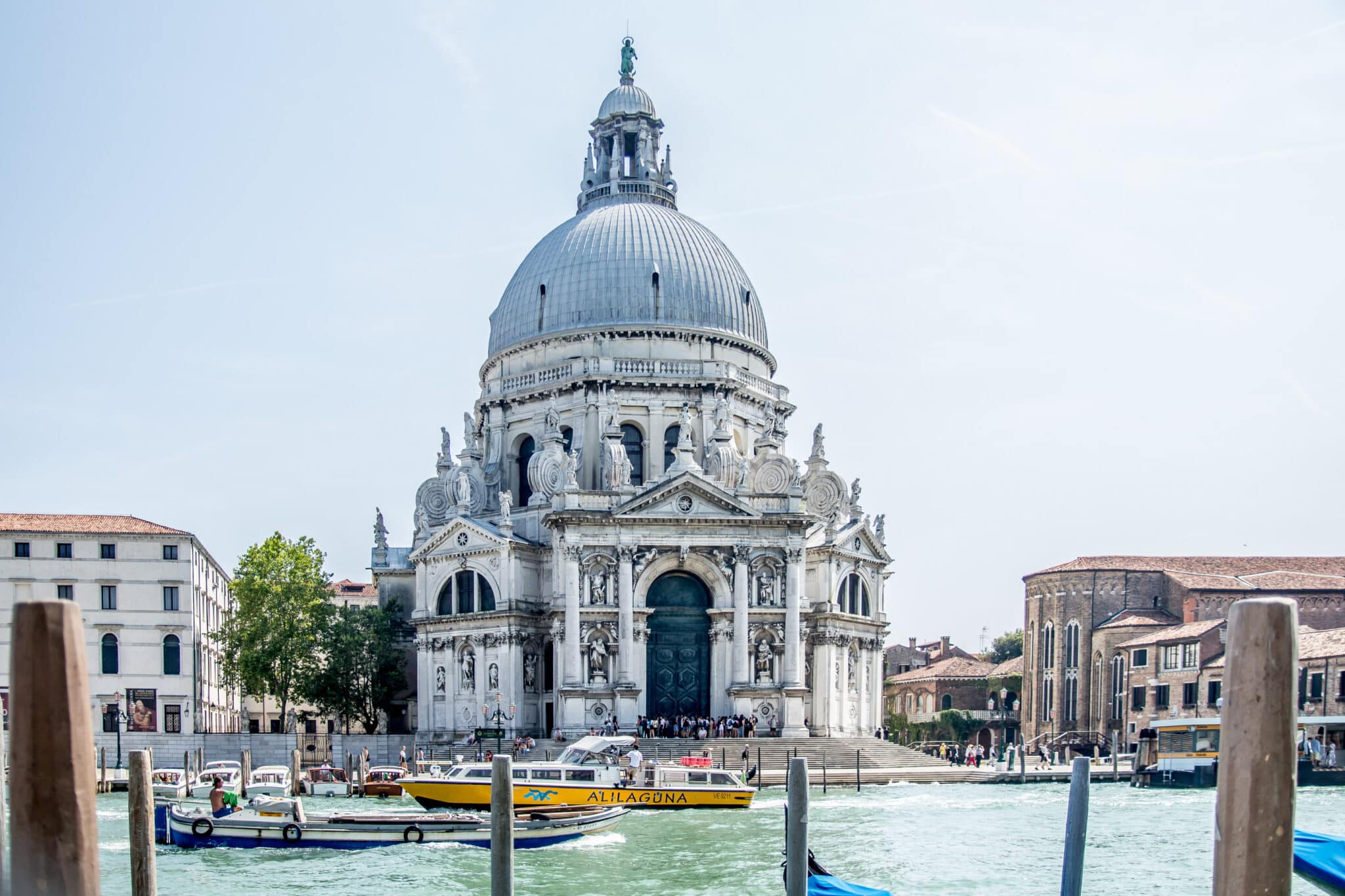 Chiesa barocca sul Canal Grande, Venezia.
