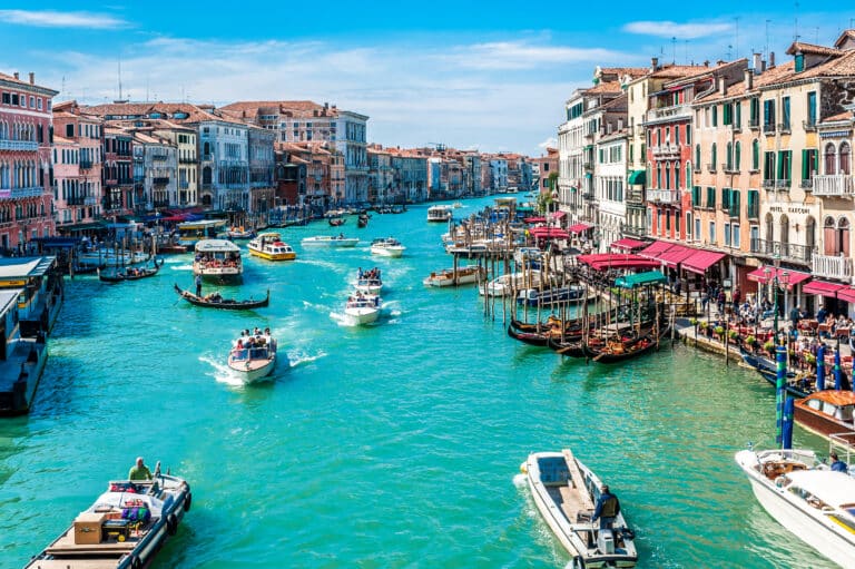 Canal de Venise avec gondoles et bateaux.
