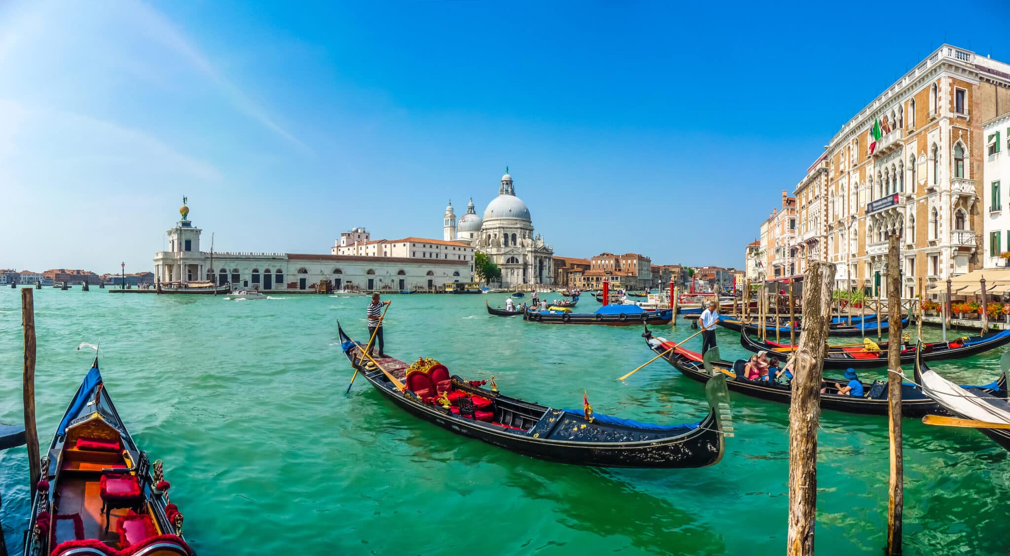 Gondole e Basilica Santa Maria della Salute, Venezia.