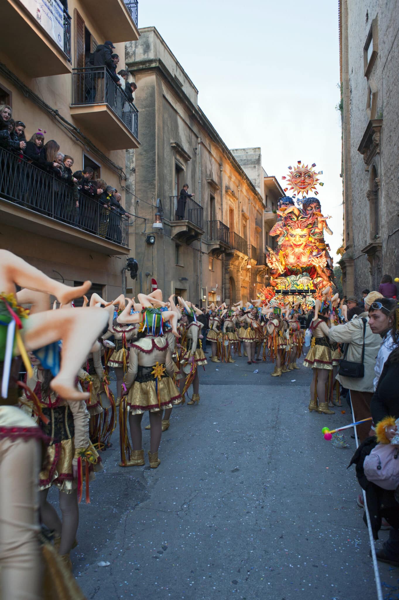 Carnevale siciliano con carri e maschere.
