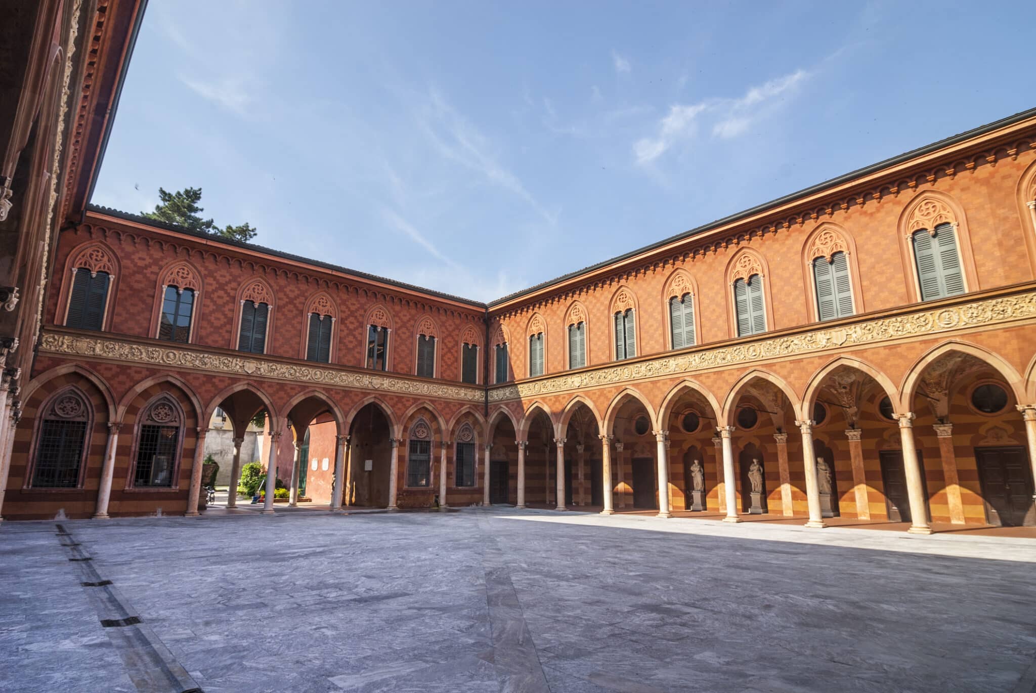 Cortile interno con archi e colonne storiche.