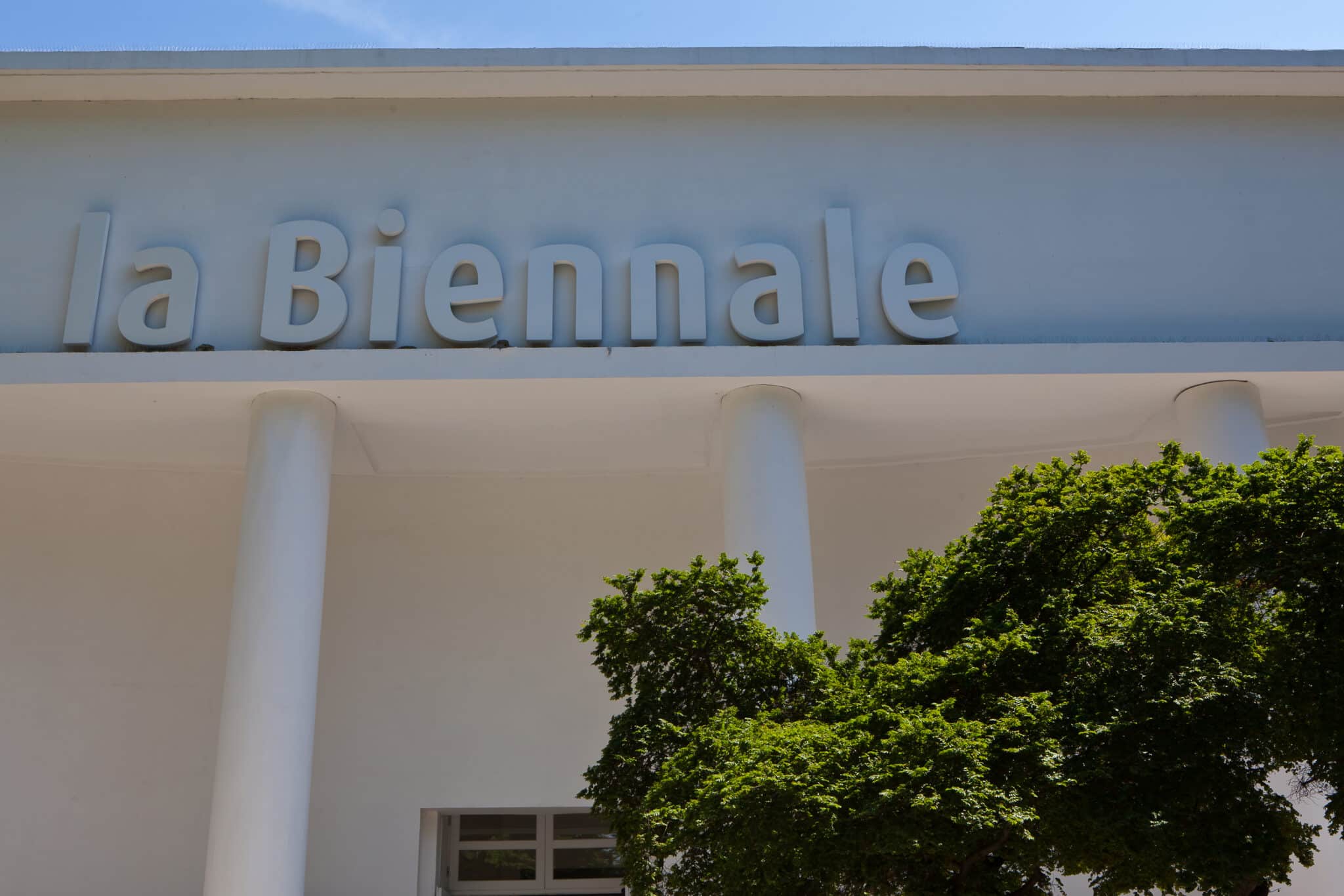 Insegna "la Biennale" su edificio con colonne.
