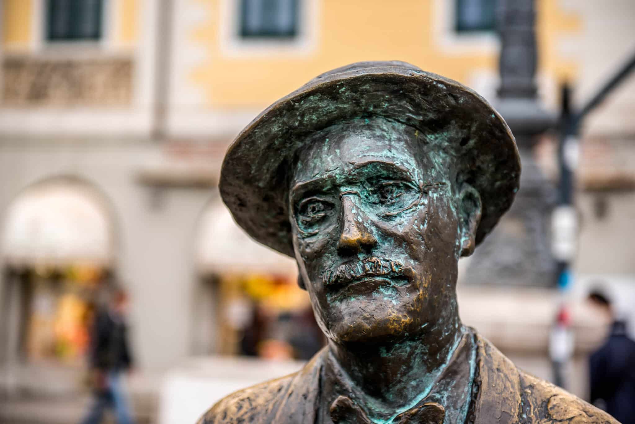 La statua di James Joyce a Trieste. La statua in bronzo del famoso romanziere irlandese James Joyce si trova guardando il Canale Grande a Trieste, in Italia