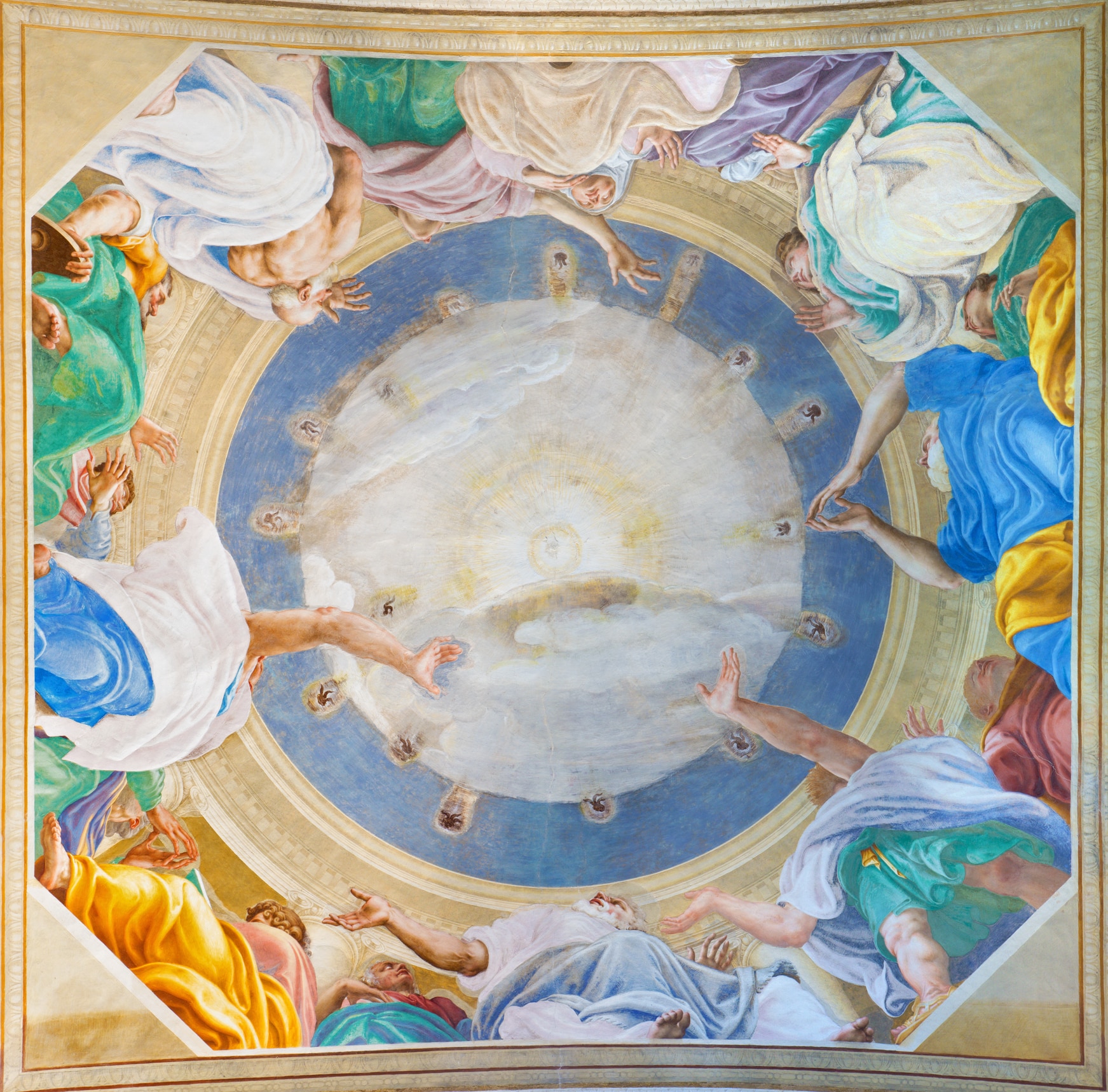 Affresco di soffitto in stile rinascimentale, figure celestiali.
