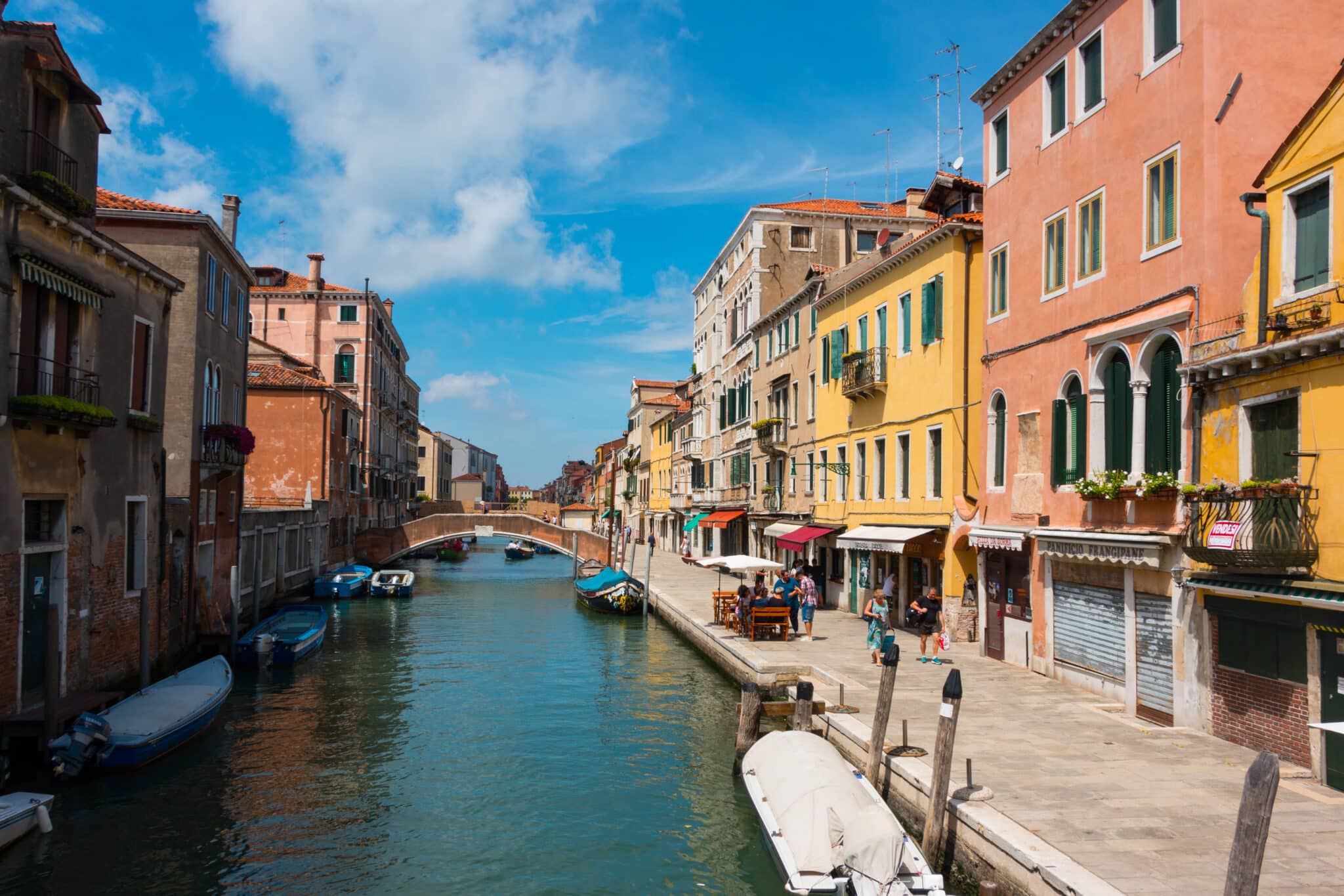 Canale di Venezia con barche e ponte.