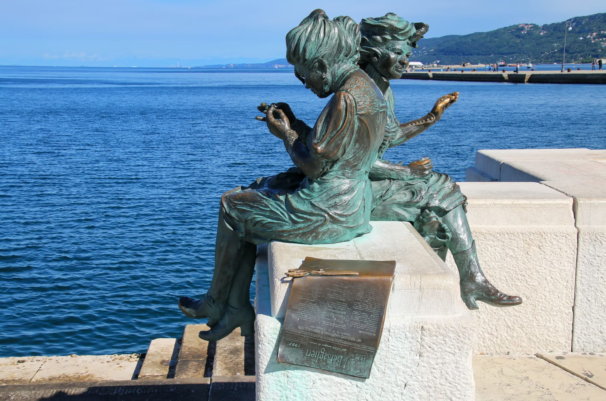 Statua di Le Sartine sul lungomare di Trieste in Italia. Trieste è il capoluogo della regione autonoma Friuli-Venezia Giulia