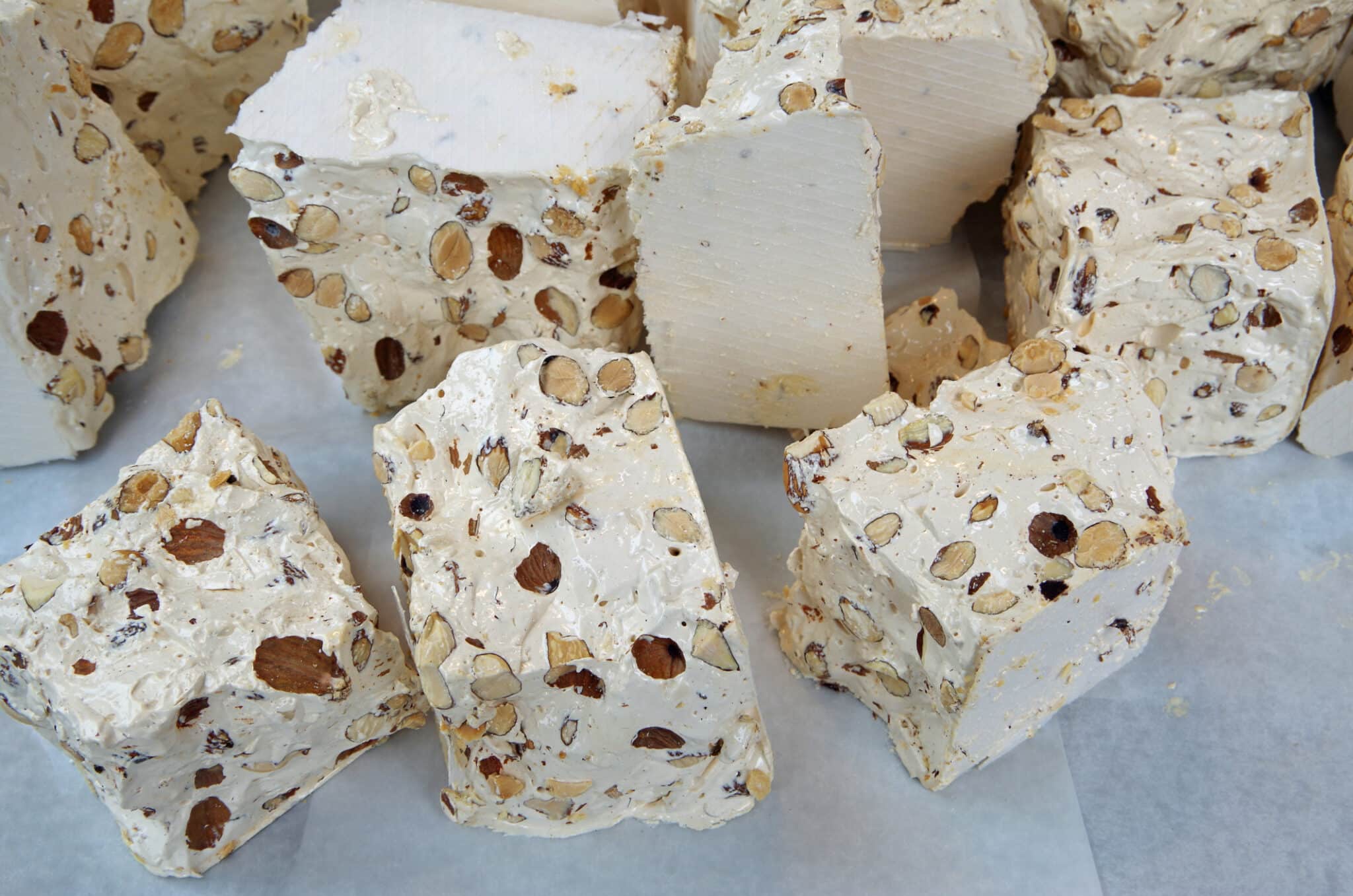 Cubetti di torrone con mandorle.