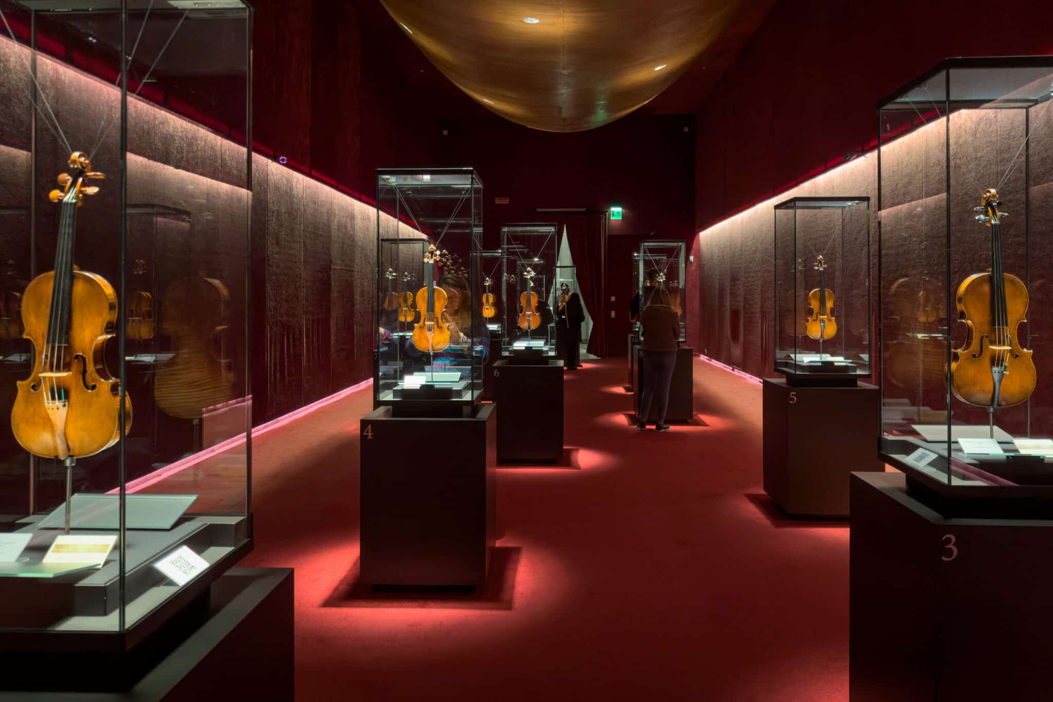 Mostra di violini antichi in museo.