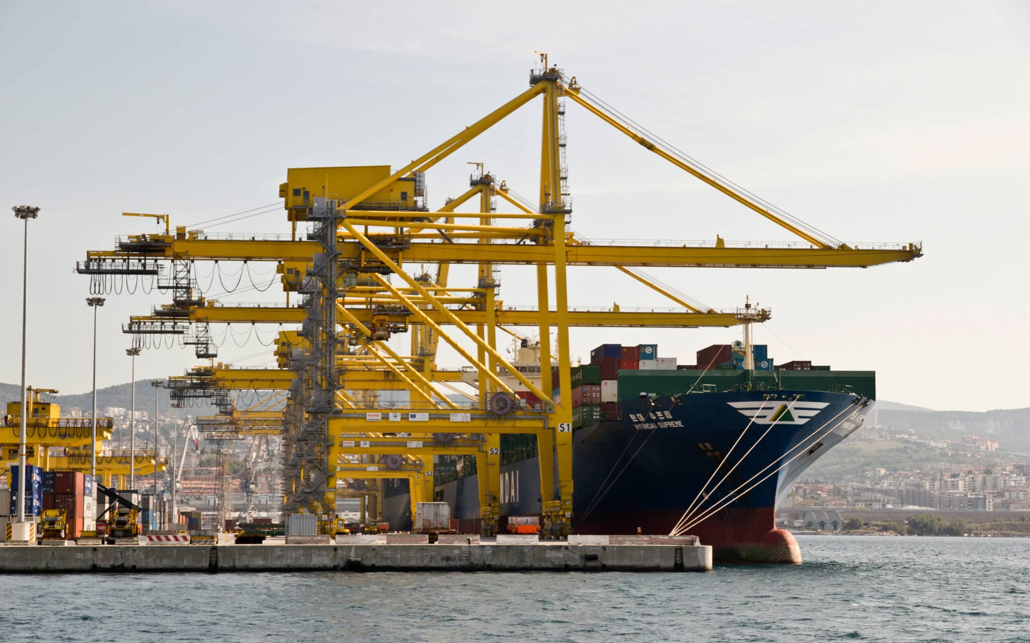 Veduta del porto di Trieste verso il mare con nave per il trasporto di container