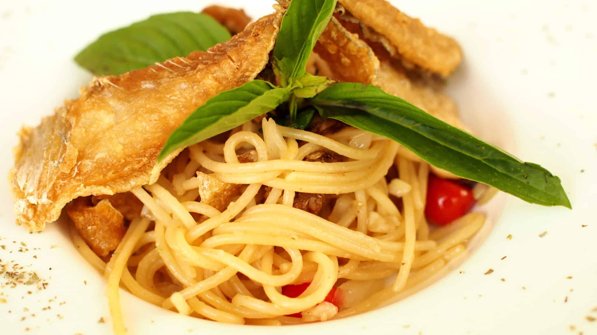 Spaghetti con pesce, basilico e pomodorini