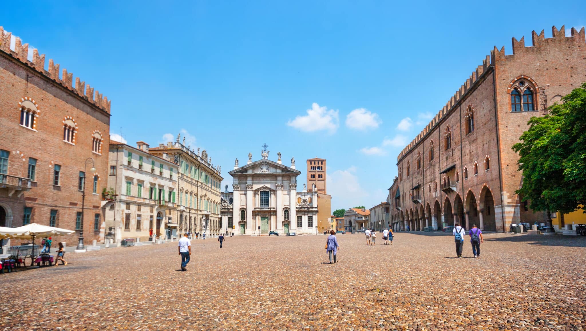 Piazza storica italiana con edifici antichi e turisti