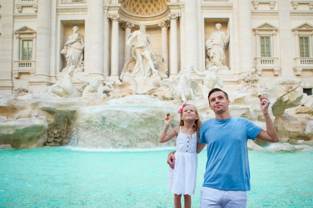 Une famille heureuse profite de ses vacances italiennes en Europe