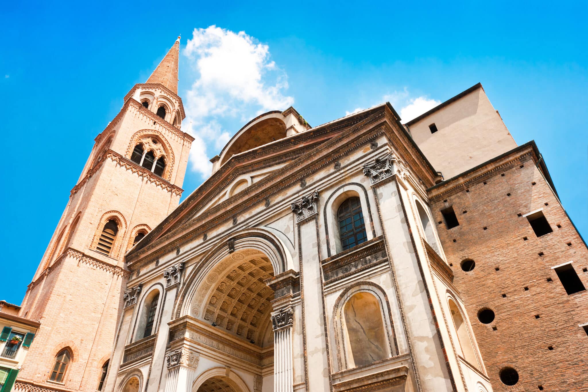 Chiesa storica con campanile sotto cielo azzurro