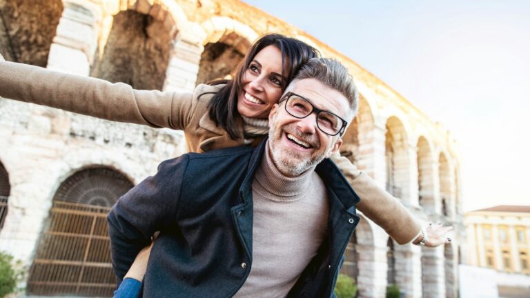 Couple de touristes mariés marchant dans une rue de la ville en visite en Italie