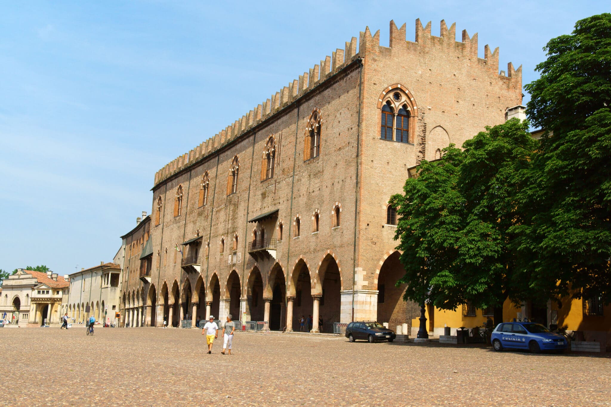 Palazzo gotico con portici in una piazza italiana