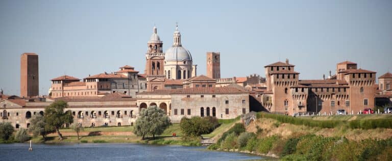 Panorama di Mantova con fiume e architettura storica