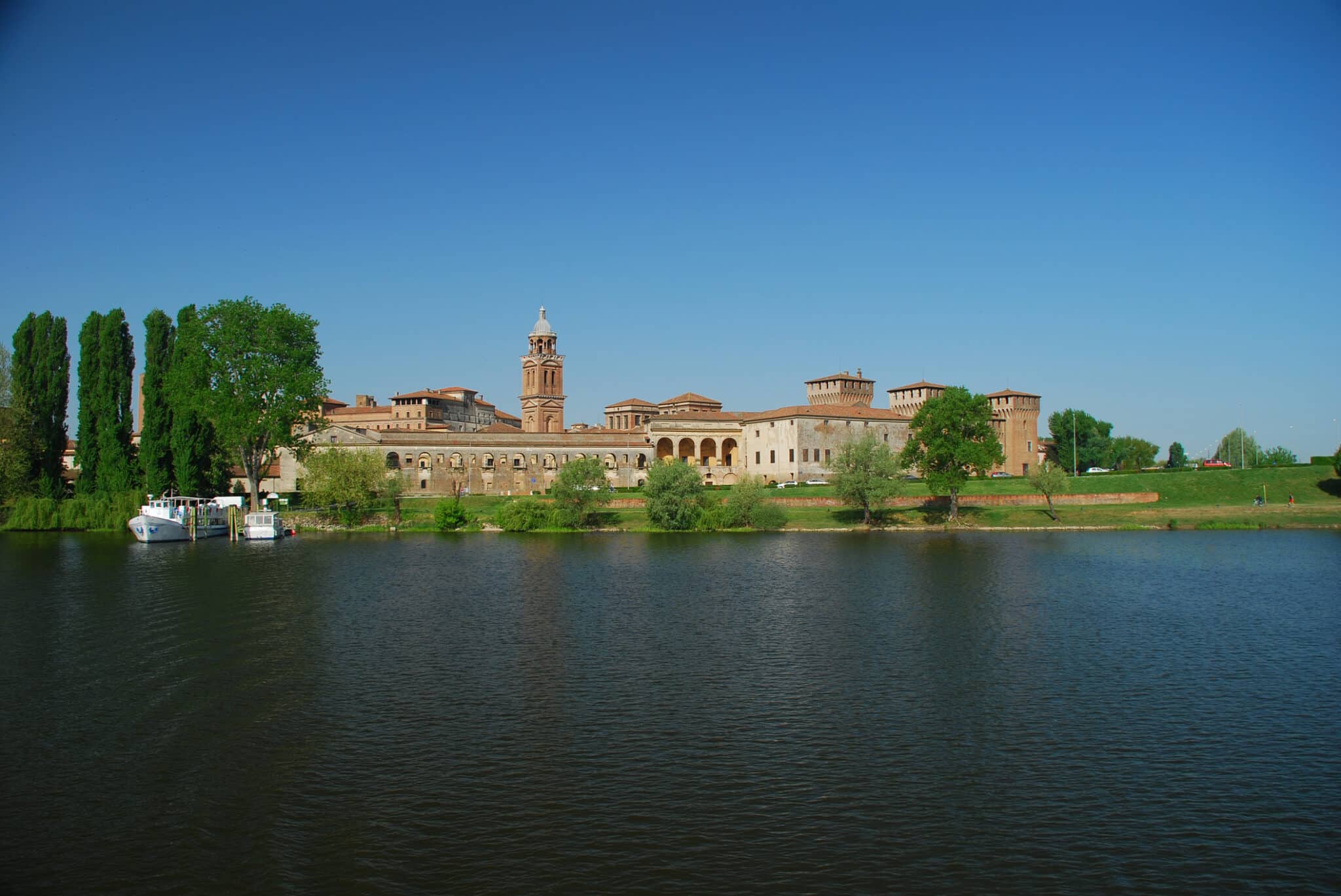 Antico castello rinnovato sul fiume in Italia