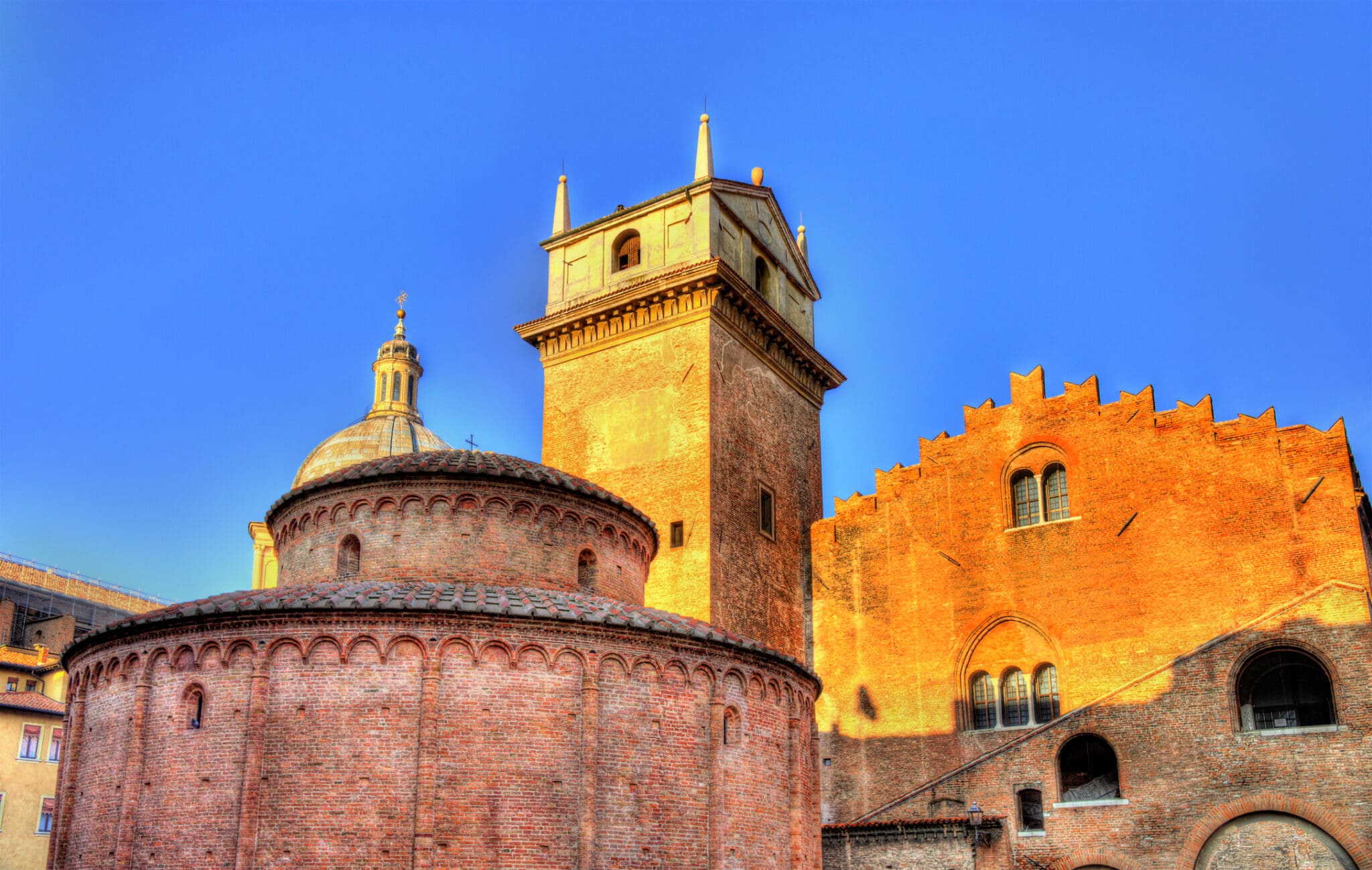 Rotonda e torre antiche sotto cielo azzurro