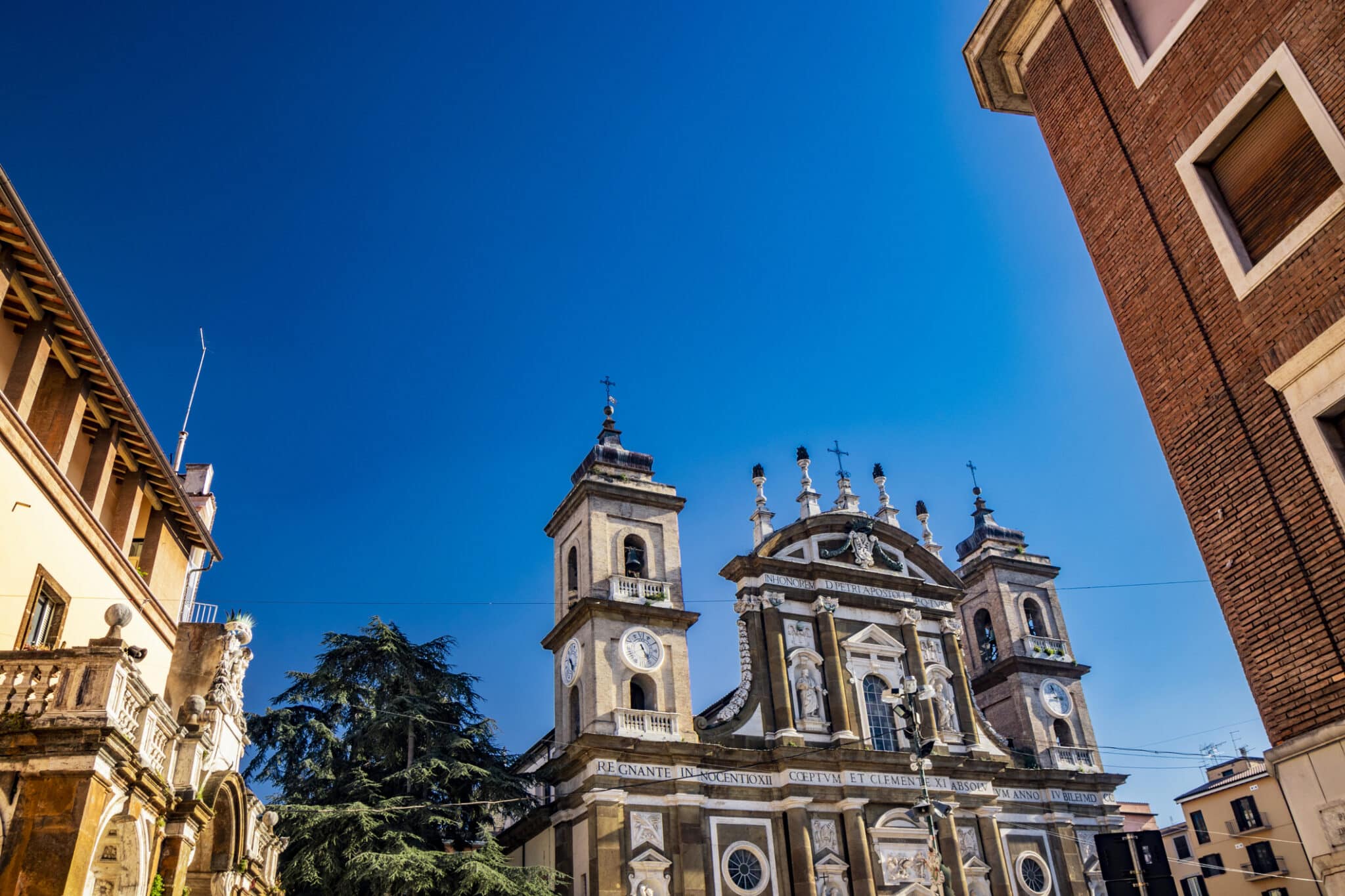 Chiesa barocca italiana sotto cielo azzurro.