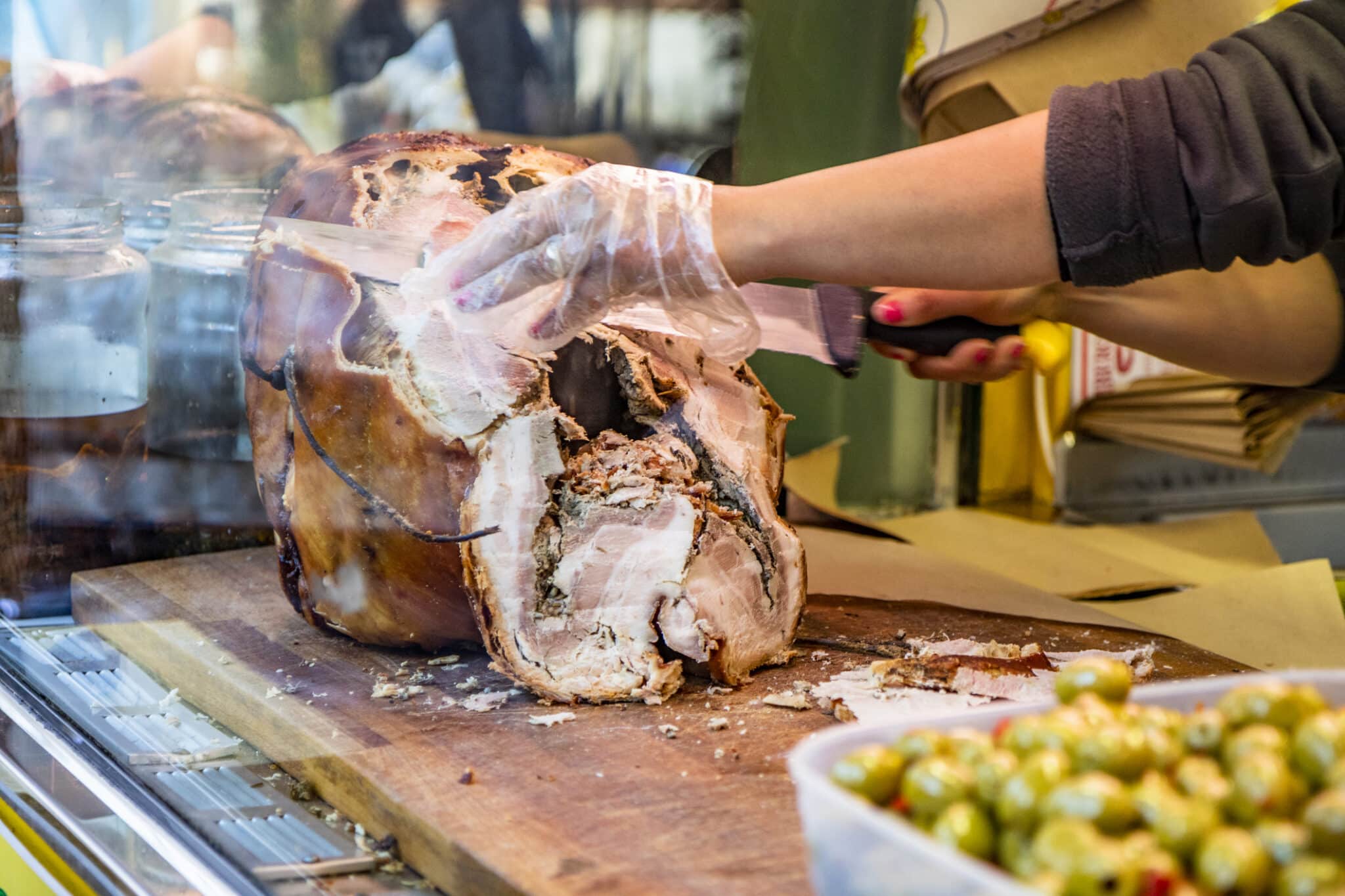 Taglio prosciutto in una gastronomia italiana.