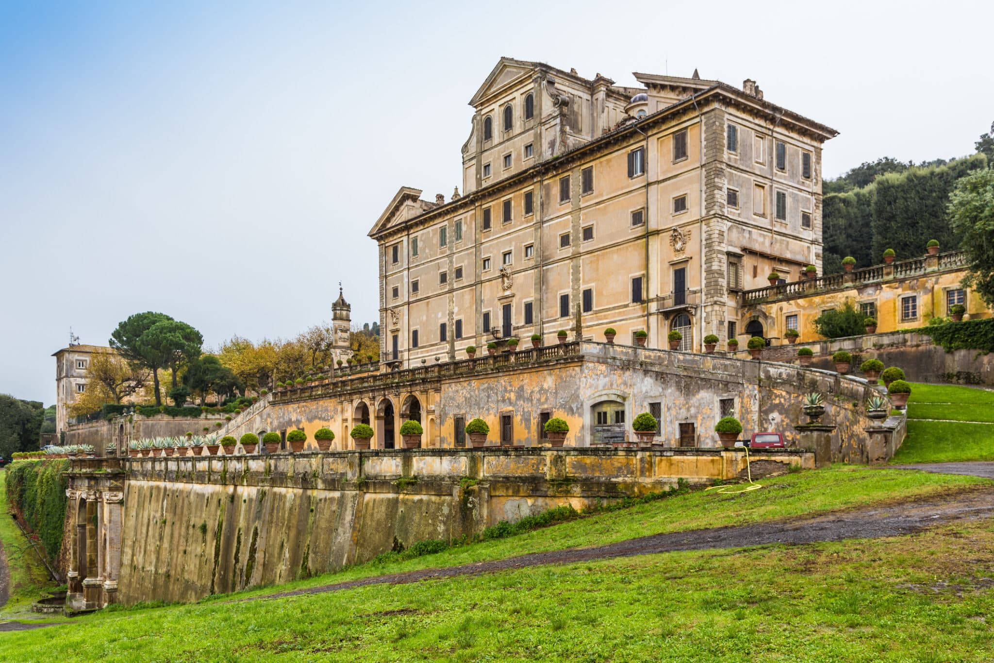 Villa storica italiana con giardino formale.