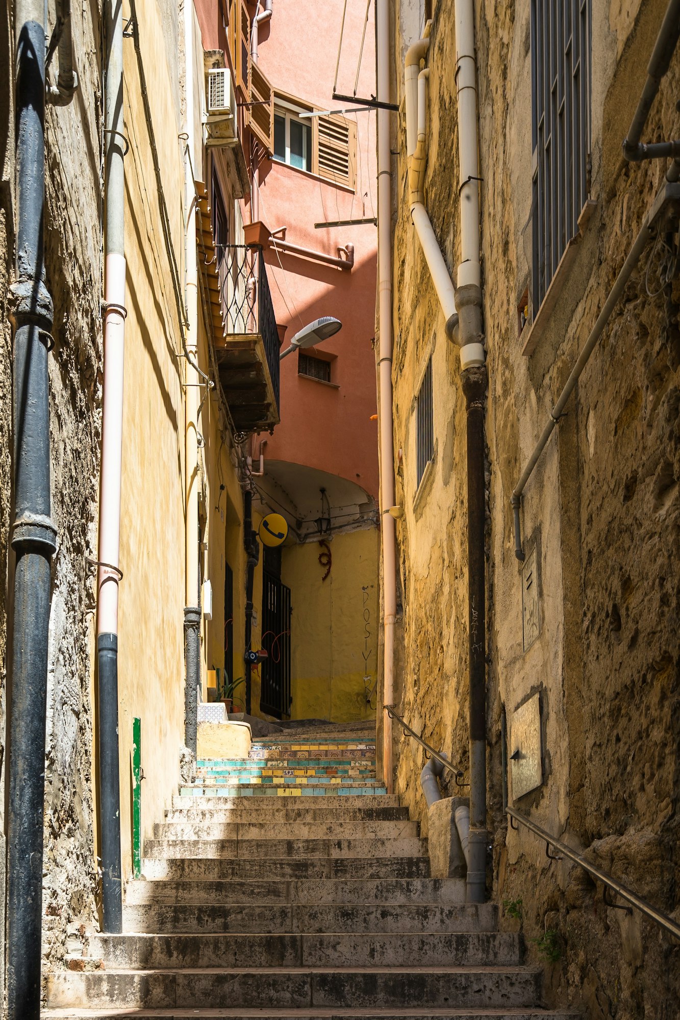 Bellissimo scatto di un vicolo con le scale nel centro storico di Sciacca, Sicilia, Italia
