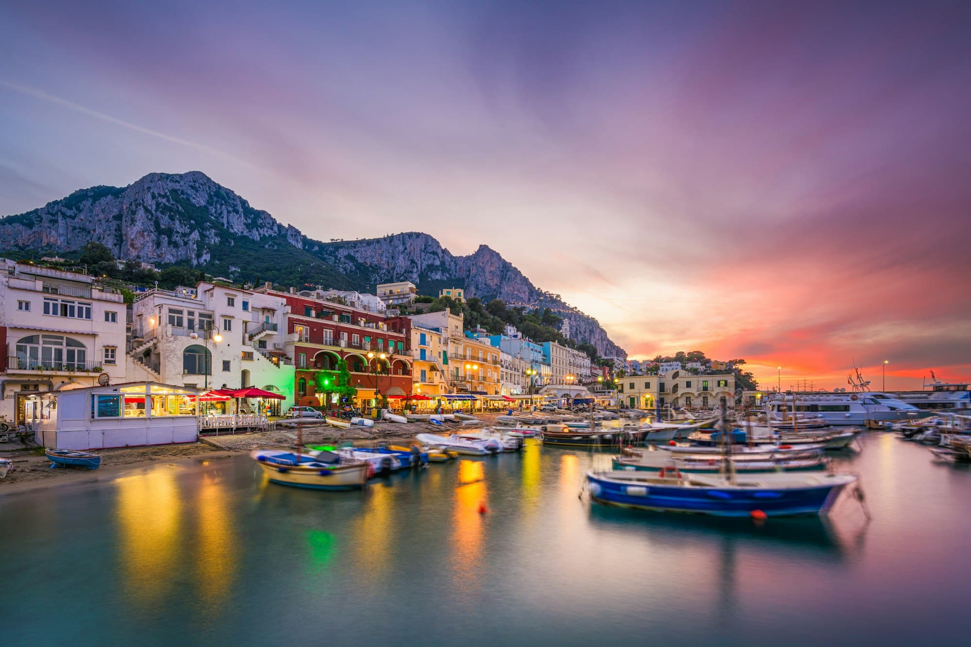 Capri, Italia a Marina Grande al crepuscolo