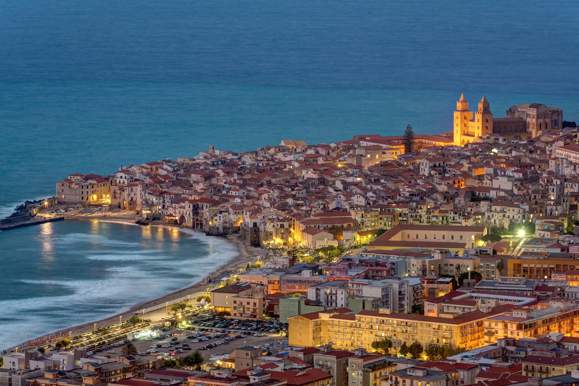 Cefalù in Sicilia al crepuscolo