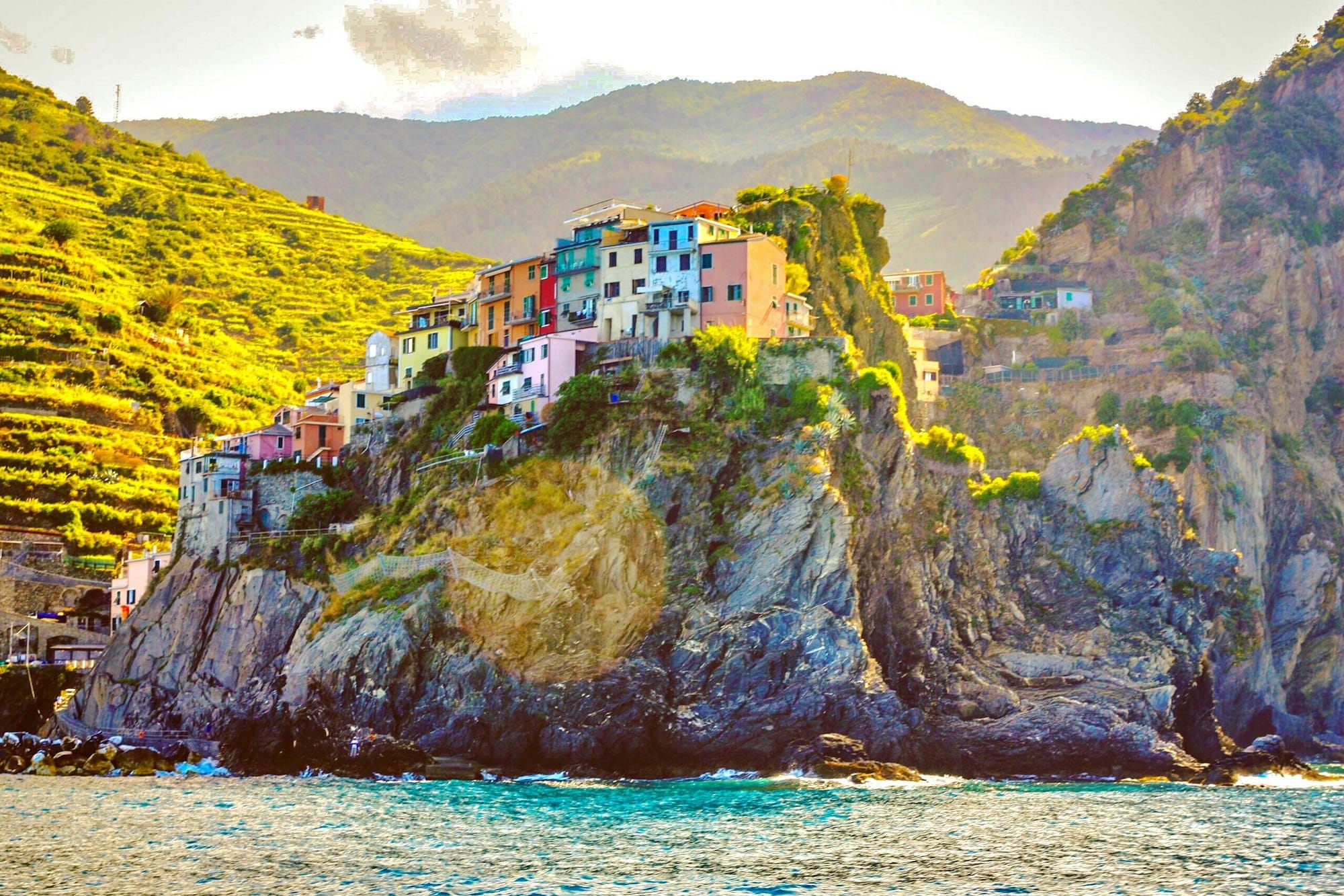 La scogliera delle Cinque Terre ospita la costa italiana