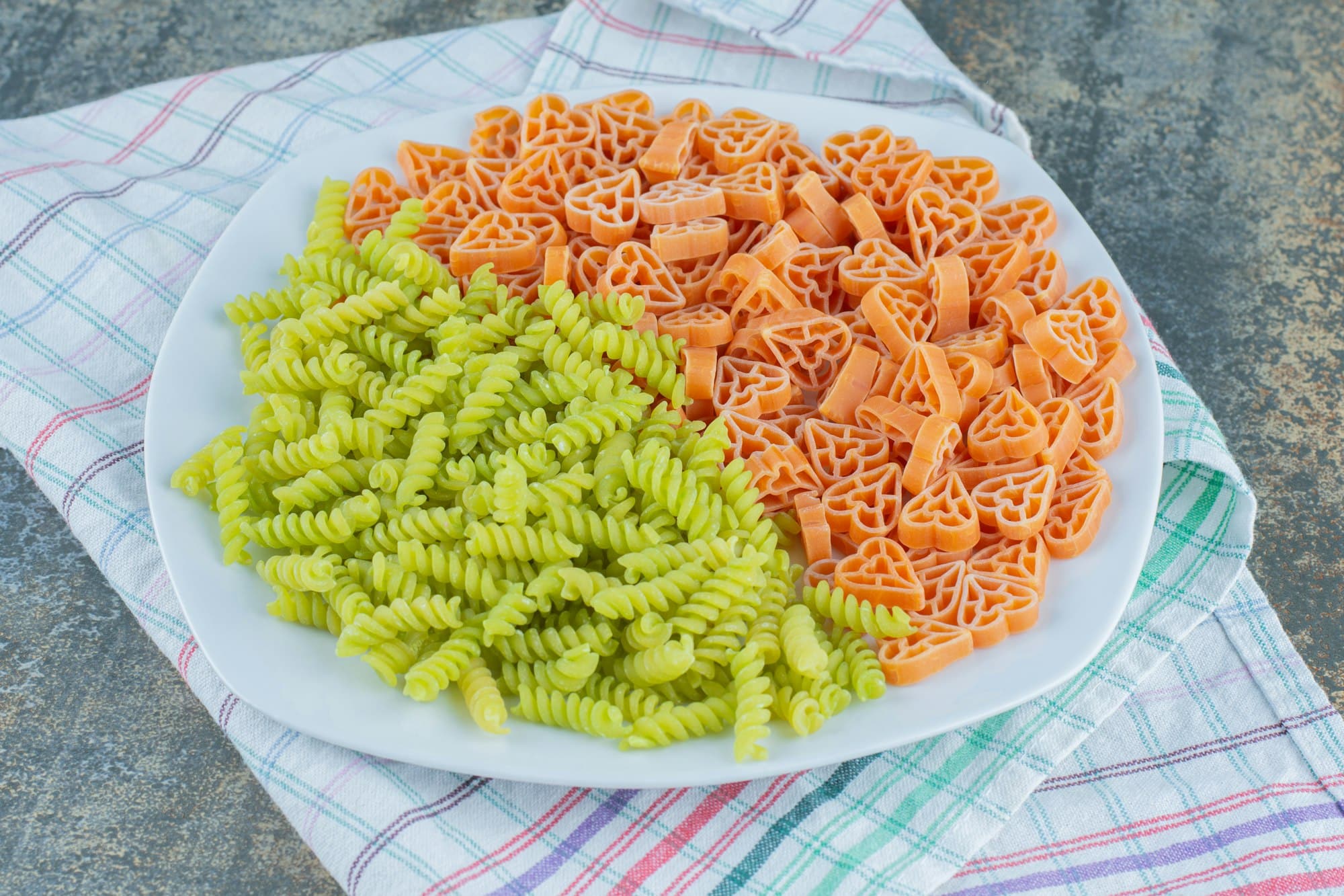 Pasta aromatizzata con verdure e pomodoro