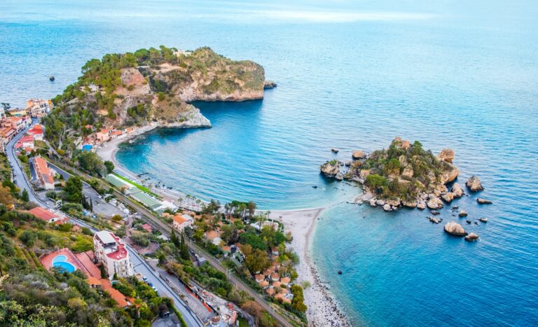 Isola Bella à Taormina, Sicile, Italie. Vue aérienne d'une petite île magnifique