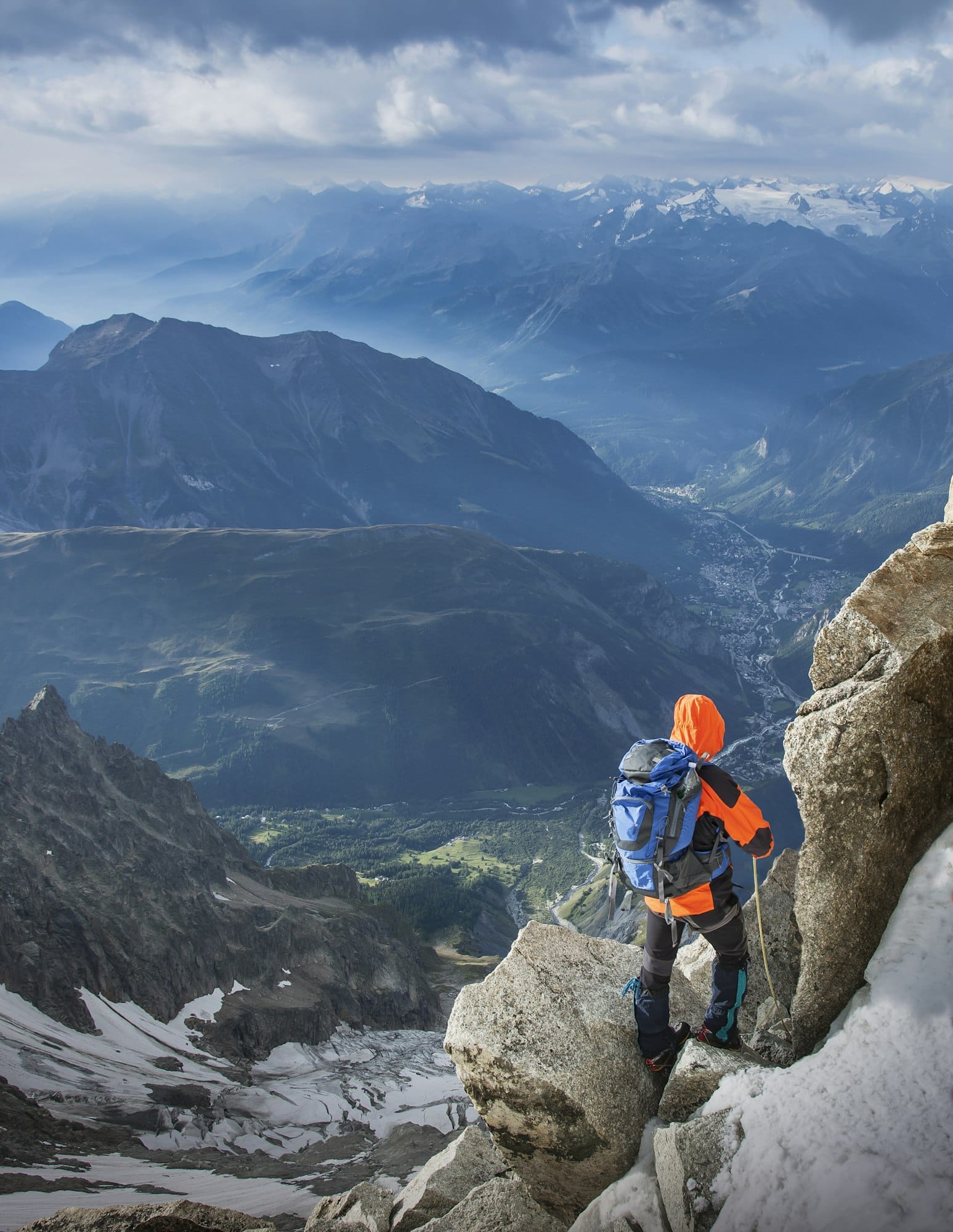 L'alpinista scendendo dal Dent du Geant, nel massiccio del Monte Bianco, Courmayeur, Valle d'Aosta,